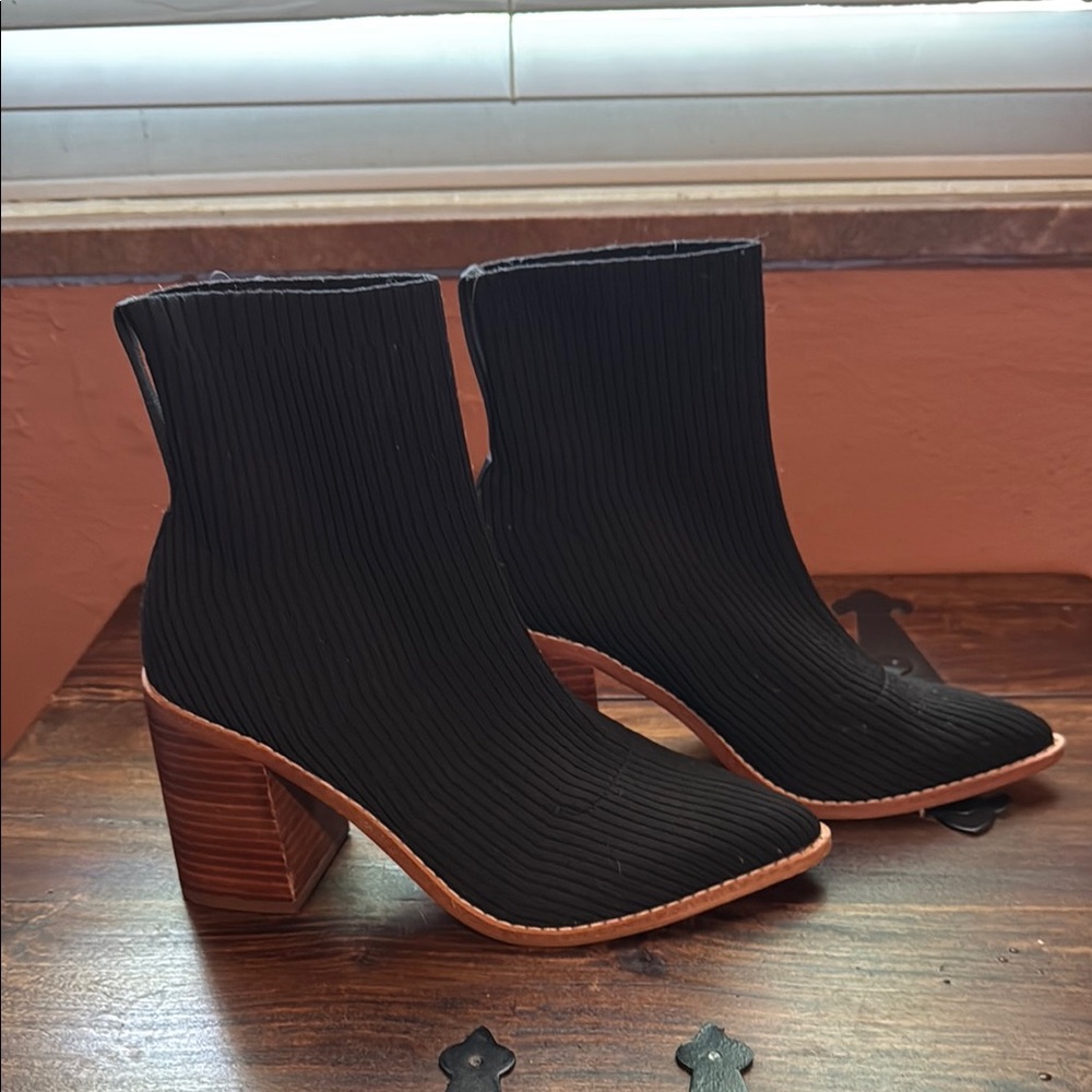 Steve Madden Black Heeled Boots with Elegant Silhouette
